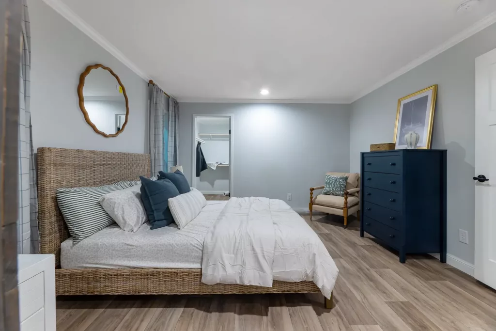 Pegasus master bedroom to closet