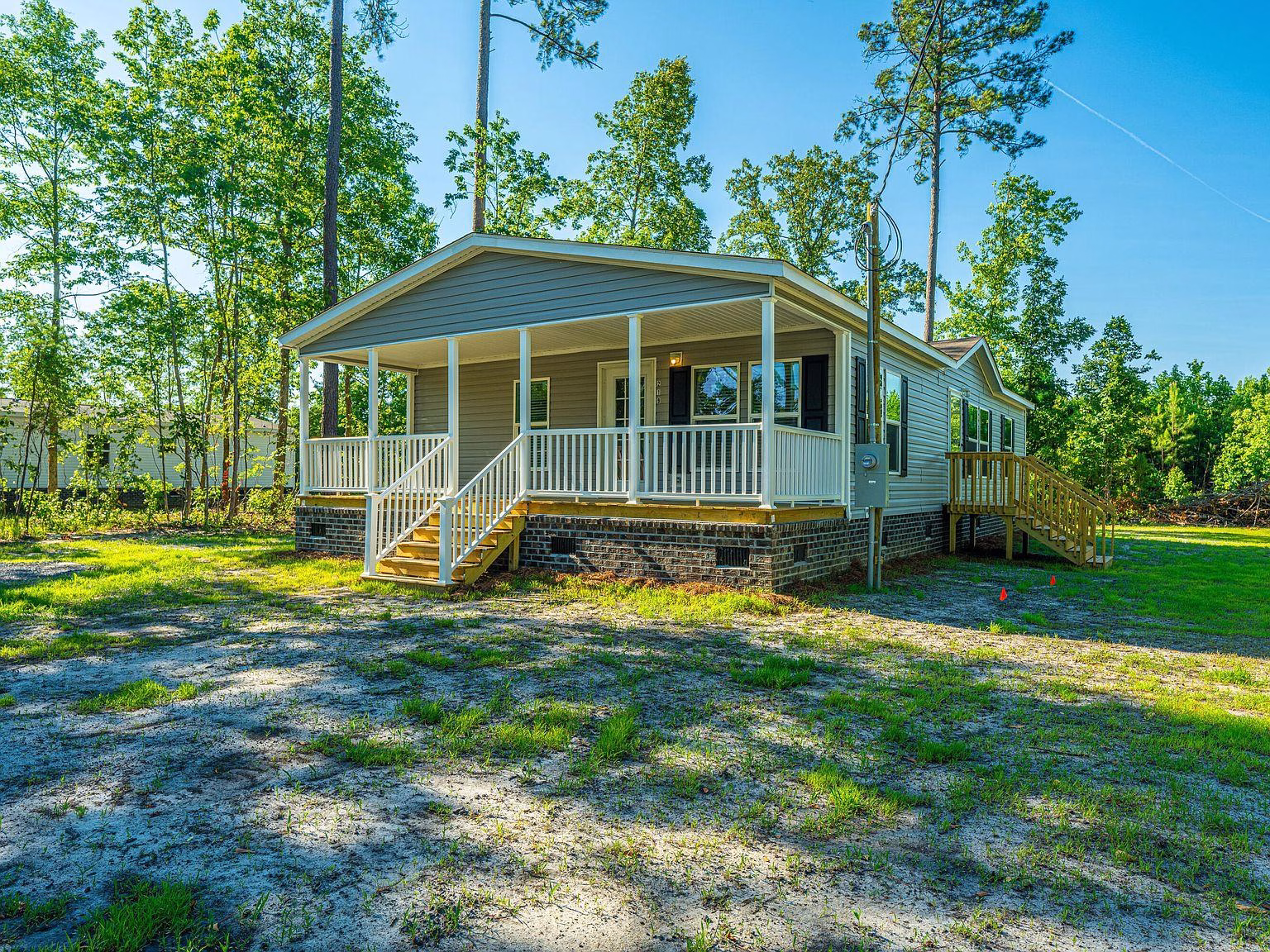 Manufactured home move-in planning Marion SC with a welcoming home and landscaped yard